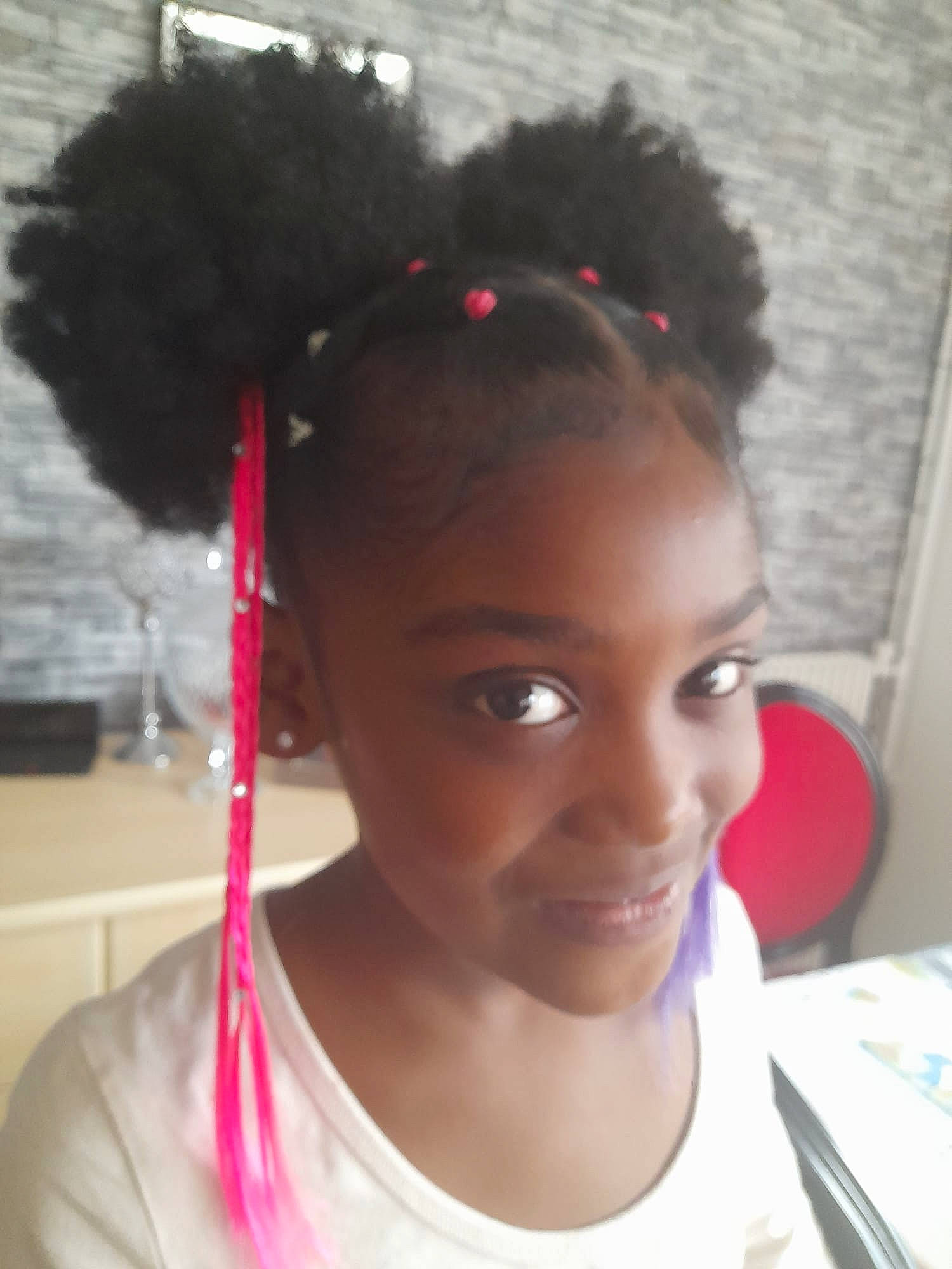 Abigaëlle participe au concours pour gagner de l'argent avec cette photo : audio_equipment, black_hair, ear, earrings, eyelash, fashion_accessory, fashion_design, forehead, fun, hair_accessory, hair_coloring, hair_tie, headpiece, hearing, long_hair, magenta, neck, person, personal_protective_equipment, room