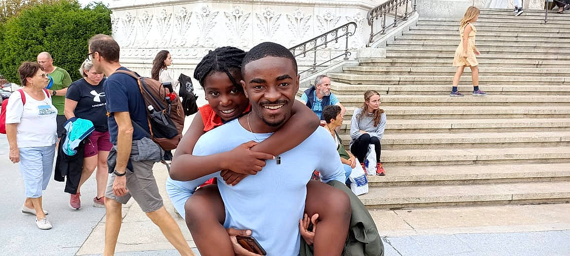 Abigaëlle a rejoint le concours — aidez-le/la à gagner de superbes lots ! barechested, chest, crowd, event, fun, happy, joy, leisure, luggage_and_bags, person, public_space, recreation, shorts, smile, stairs, street, summer, t_shirt, tourism, travel