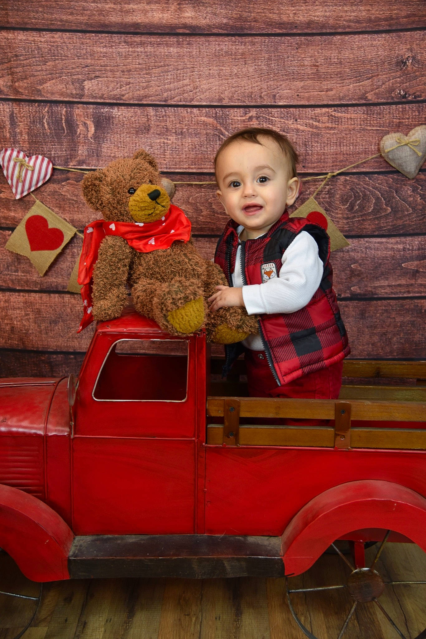 Nico is registered to the contest to win money with this photo: car, child, classic, motor_vehicle, person, toddler, toy, vehicle