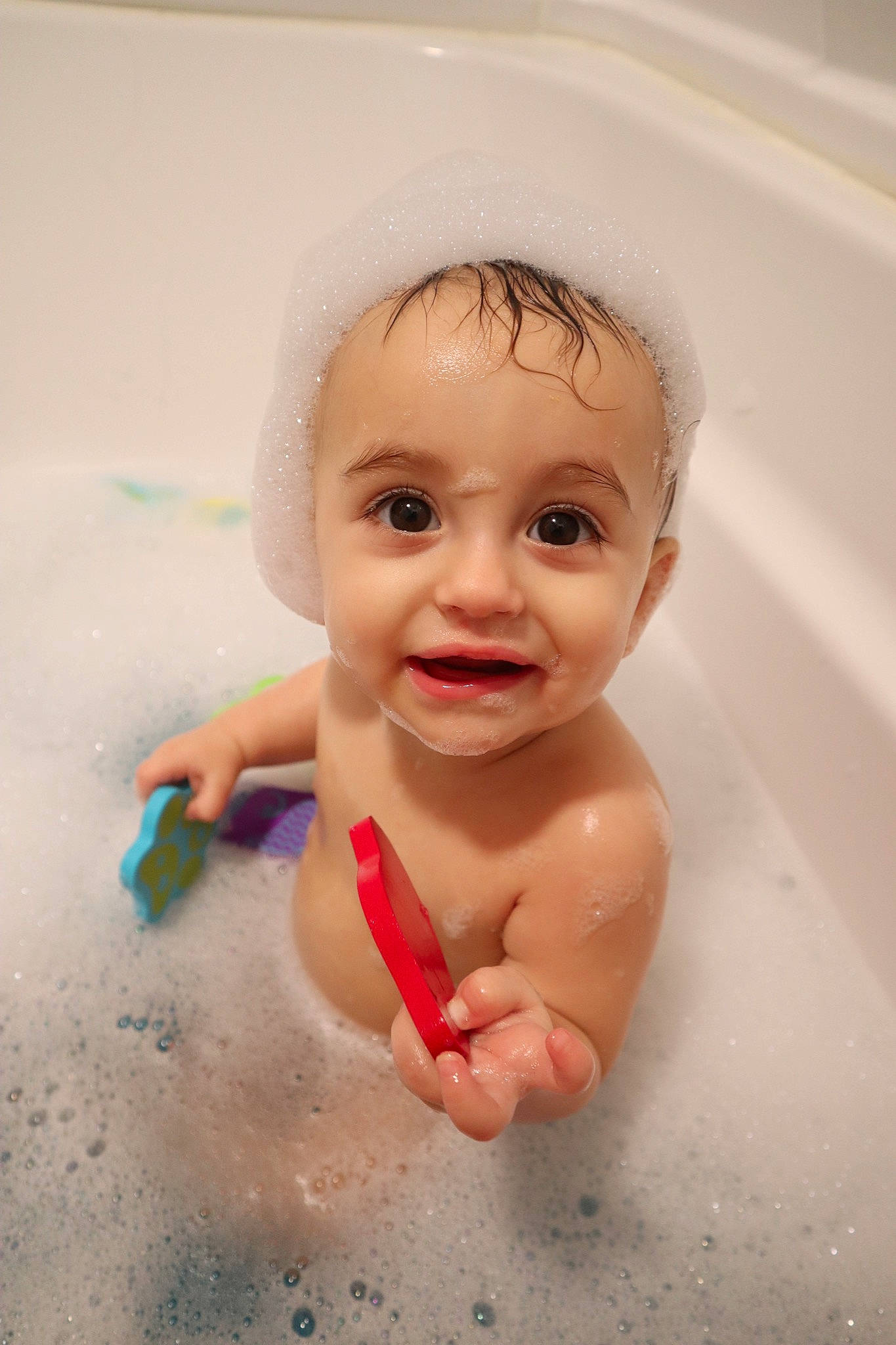 Nico is registered to the contest to win money with this photo: baby, baby_bathing, bathing, bathtub, child, face, facial_expression, fun, head, person, plumbing_fixture, skin, smile, toddler, washing