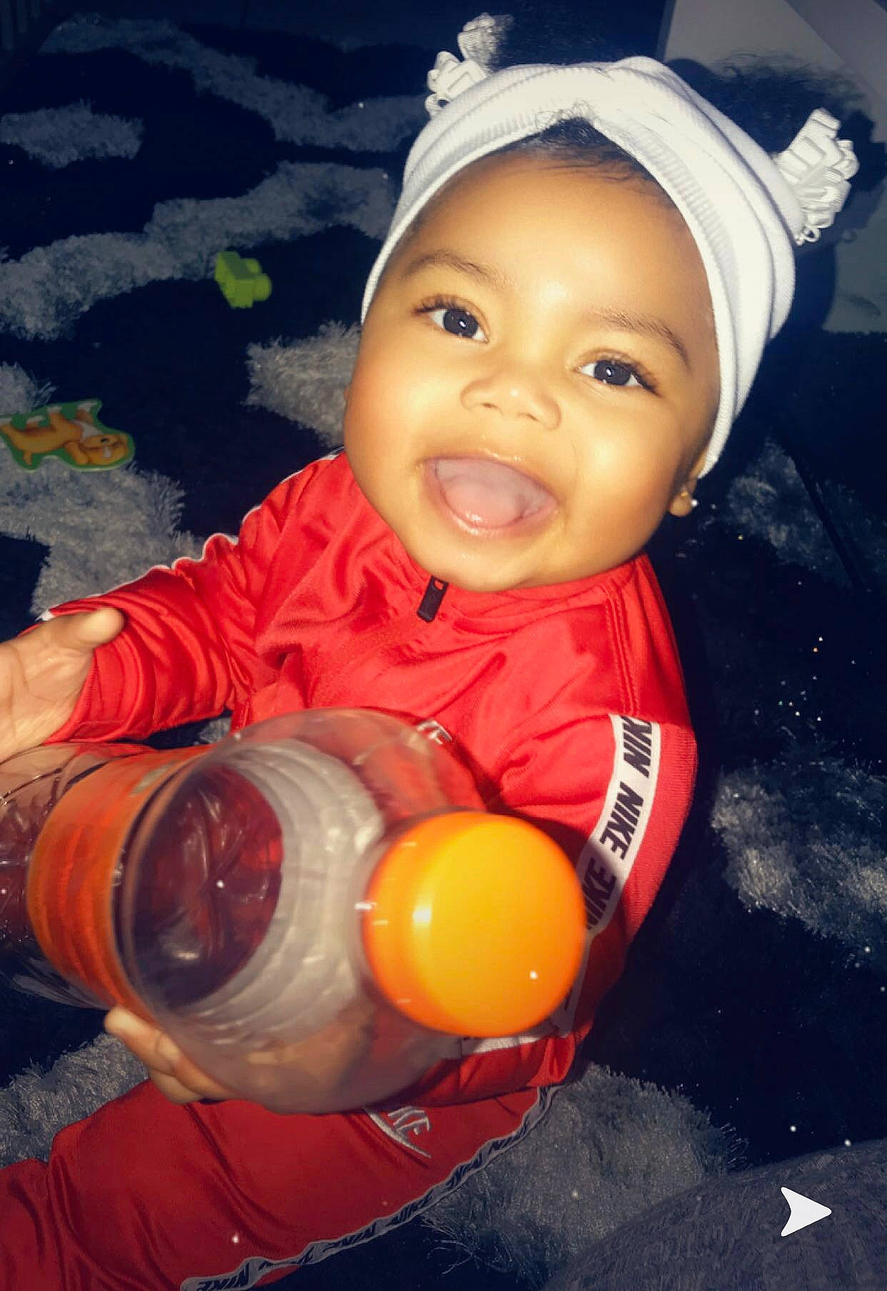 Kahina a rejoint le concours — aidez-le/la à gagner de superbes lots ! baby, baby_laughing, baby_products, baby_toddler_clothing, balloon, bonnet, cheek, child, costume_accessory, fun, headwear, party_supply, person, plastic, toddler