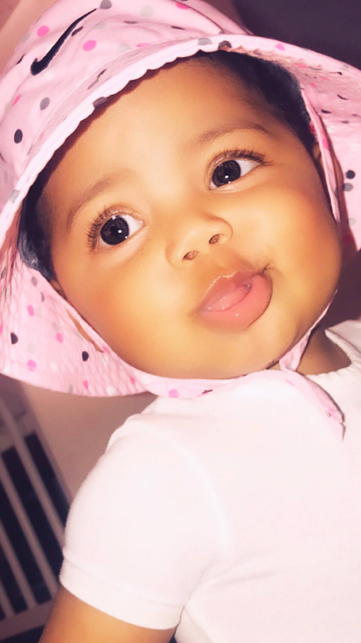 Kahina participe au concours pour gagner de l'argent avec cette photo : baby, baby_toddler_clothing, bonnet, cheek, child, chin, eye, eyebrow, eyelash, facial_expression, forehead, headwear, hood, iris, lip, nose, person, pink, portrait_photography, skin