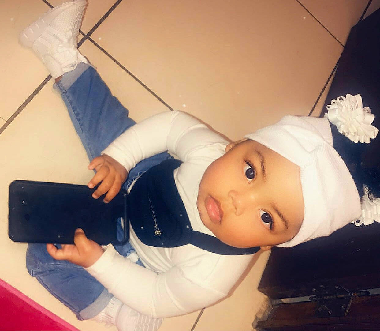 Kahina a rejoint le concours — aidez-le/la à gagner de superbes lots ! baby, child, doll, elbow, fashion_accessory, finger, fun, hat, headwear, helmet, knee, mobile_phone, person, room, toddler, toy, vehicle_door