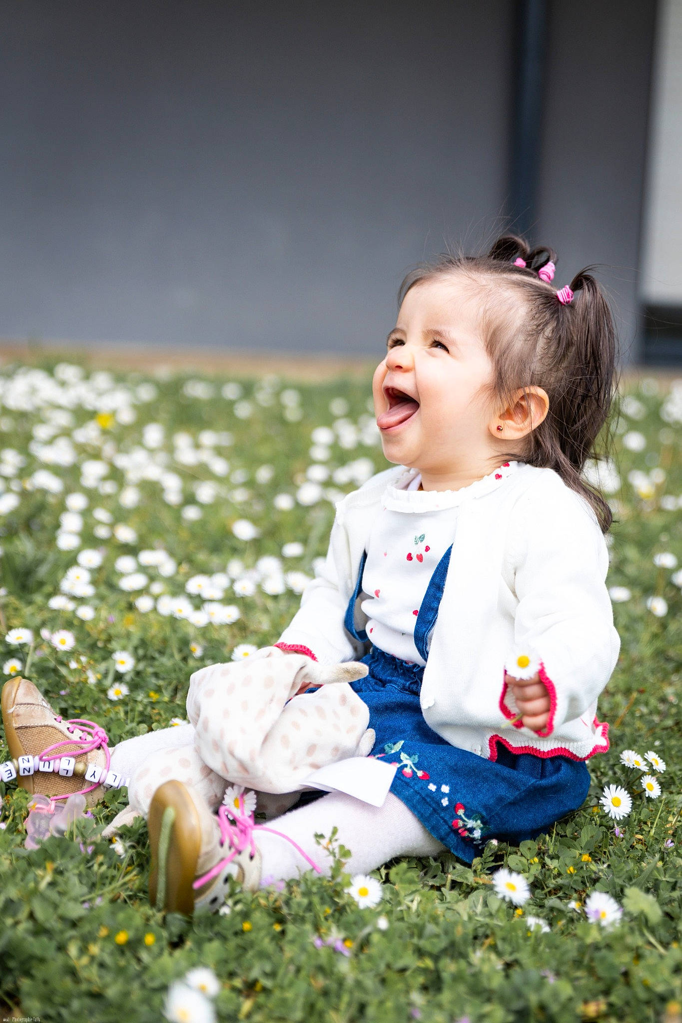 Lilly-lune a rejoint le concours — aidez-le/la à gagner de superbes lots ! baby, baby_toddler_clothing, beauty, child, dress, eye, face, flash_photography, flower, grass, happy, head, iris, meadow, people_in_nature, person, petal, pink, plant, smile