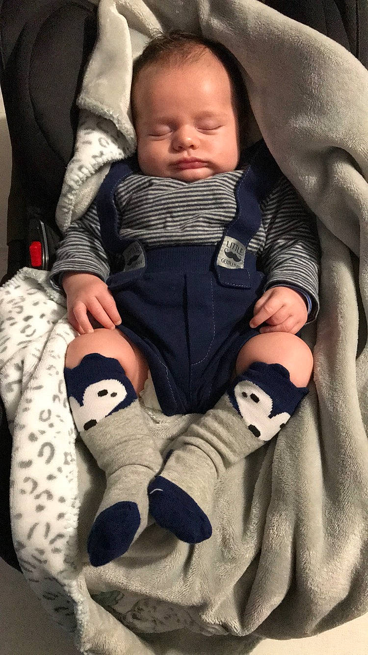 Arsène participe au concours pour gagner de l'argent avec cette photo : baby, car_seat, child, comfort, person, sleep, toddler