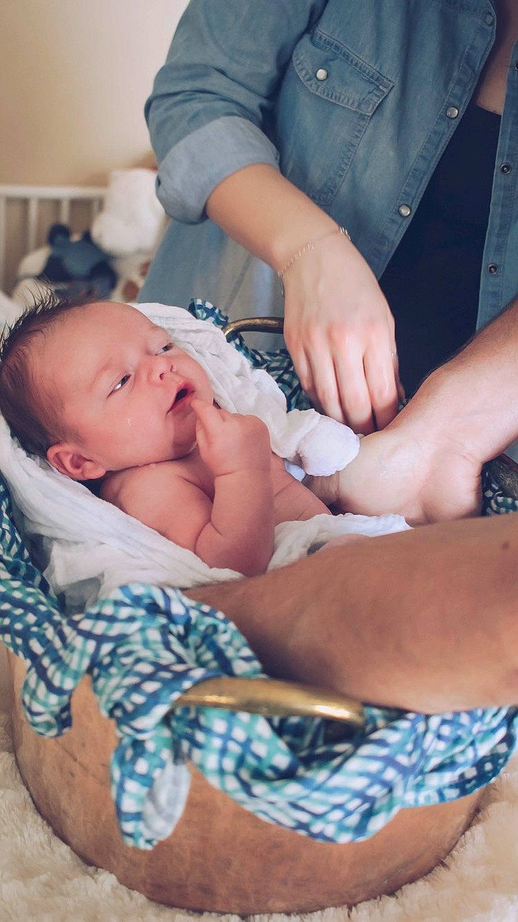 Arsène a rejoint le concours — aidez-le/la à gagner de superbes lots ! abdomen, baby, birth, child, childbirth, finger, hand, leg, person, product, toddler