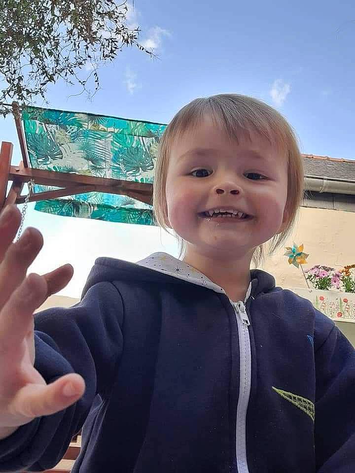 Iulian a rejoint le concours — aidez-le/la à gagner de superbes lots ! azure, baby, beauty, child, cloud, cool, electric_blue, formal_wear, fun, gesture, happy, joy, leisure, person, sign_language, sky, sleeve, smile, thumb, toddler