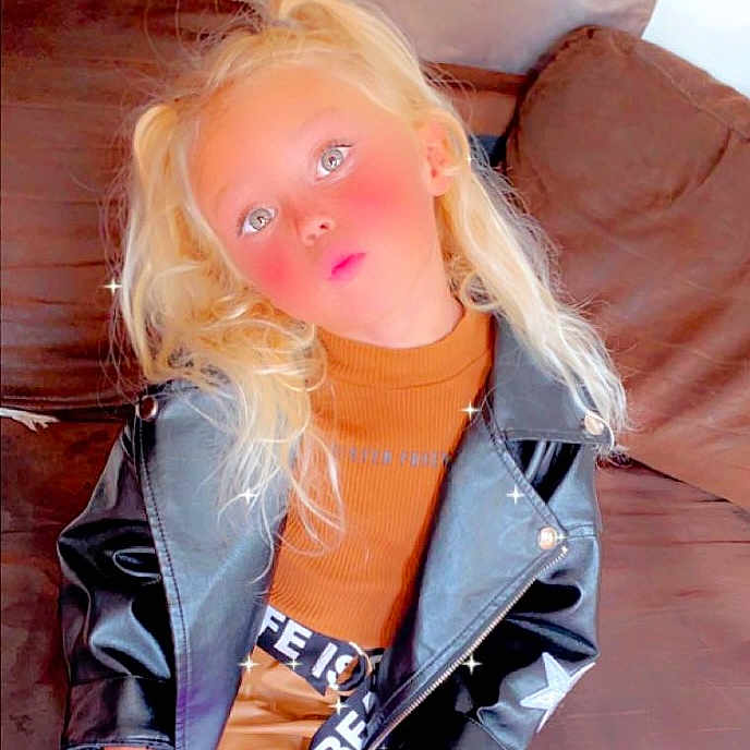 Claridge a rejoint le concours — aidez-le/la à gagner de superbes lots ! bag, bangs, barbie, electric_blue, eyelash, eyewear, glove, jacket, jewellery, layered_hair, leather_jacket, long_hair, magenta, necklace, orange, pink, sleeve, street_fashion, waist, wig