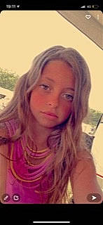 Thaïs participe au concours pour gagner de l'argent avec cette photo : blond, brown_hair, cheek, chin, eyebrow, eyelash, fun, hair, happy, jaw, layered_hair, lip, long_hair, mouth, nose, person, sleeve, smile, surfer_hair, throat