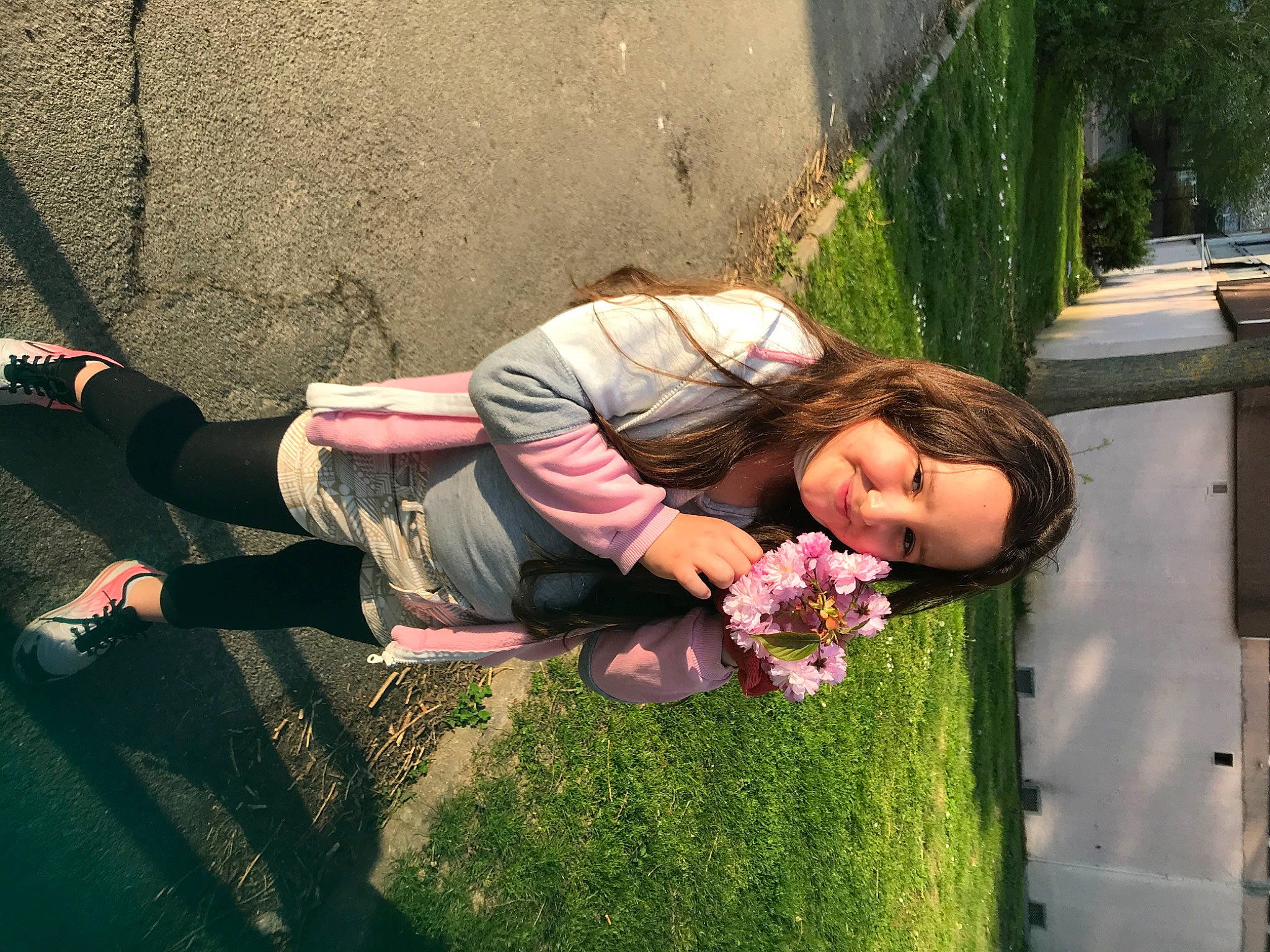 Artenisa a rejoint le concours — aidez-le/la à gagner de superbes lots ! blond, child, eyewear, flower, fun, garden, grass, happy, human_leg, joy, leisure, love, people_in_nature, person, petal, plant, recreation, sandal, sitting, smile