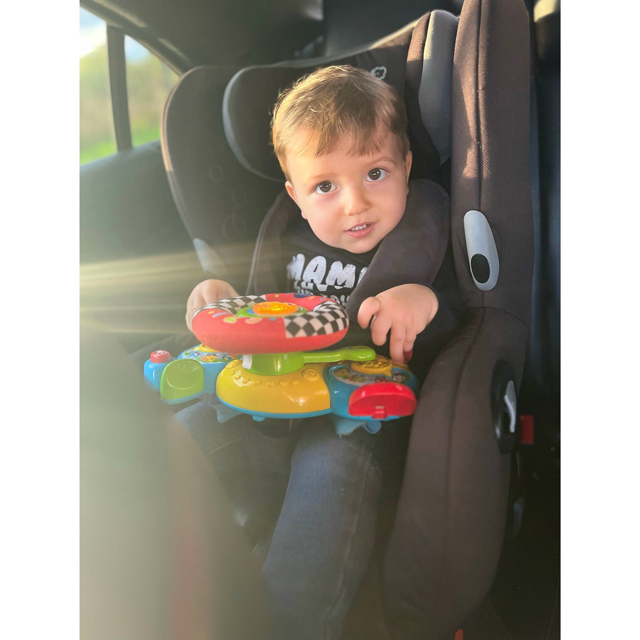 Livio participe au concours pour gagner de l'argent avec cette photo : auto_part, automotive_design, baby, baby_carriage, baby_products, baby_toddler_clothing, car, car_seat, comfort, family_car, fun, happy, motor_vehicle, person, sitting, steering_wheel, t_shirt, toddler, toy, vehicle