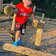 Oconor a rejoint le concours — aidez-le/la à gagner de superbes lots ! child, boy, outdoor, playground, wood, woodchips, clothing, red_shirt, spiderman, shorts, blue_crocs, balance, sunlight, trees, nature, summer, play, casual, happy, person