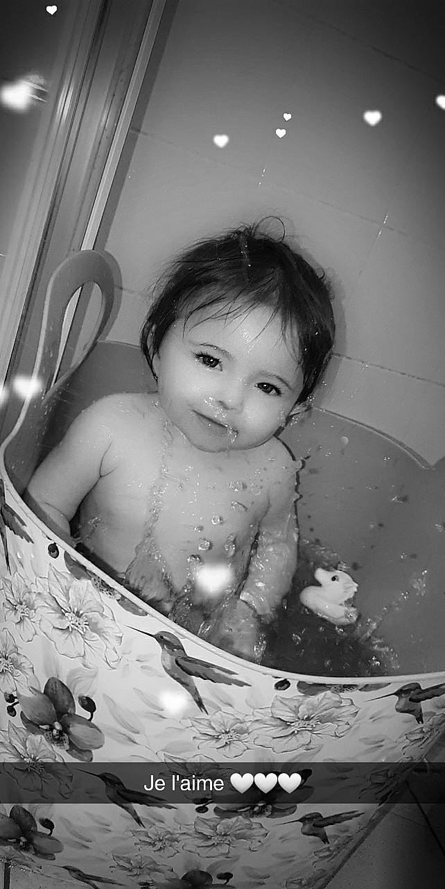 Neïssy a rejoint le concours — aidez-le/la à gagner de superbes lots ! baby, bathing, bathtub, black, black_and_white, child, eye, monochrome, monochrome_photography, person, photography, room, smile, style, toddler, washing