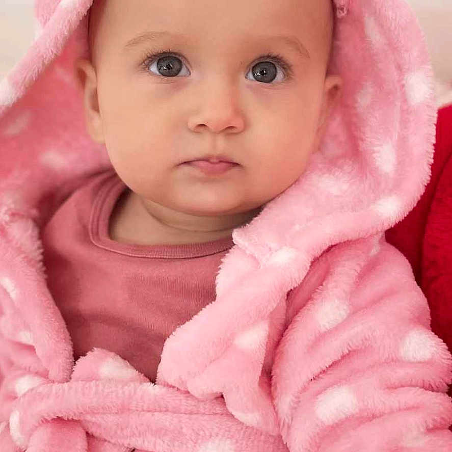 Maya participe au concours pour gagner de l'argent avec cette photo : adorable, apparel, baby, baby_girl, child, clothing, comfort, cozy, cute, eyes, face, hood, indoor, infant, pink_robe, polka_dots, portrait, soft_texture, warm, young_child