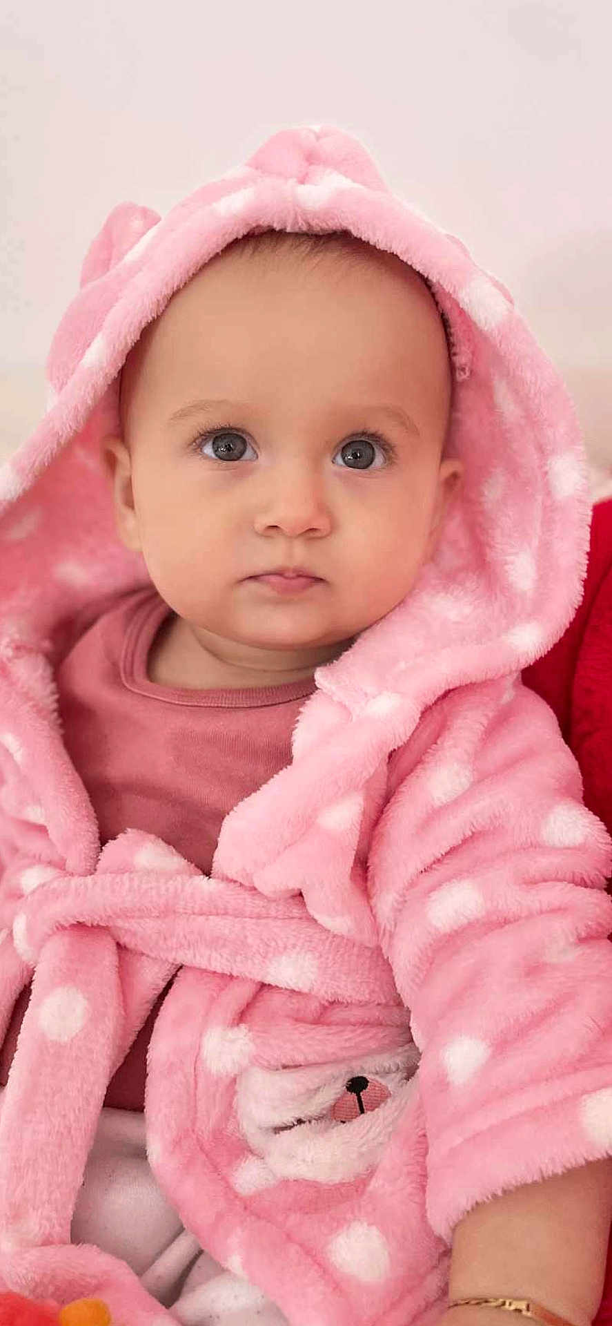 Maya participe au concours pour gagner de l'argent avec cette photo : baby, infant, child, pink_robe, hood, polka_dots, soft_texture, cute, portrait, indoor, clothing, young_child, face, eyes, warm, comfort, adorable, baby_girl, apparel, cozy