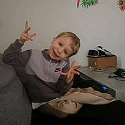 Hugo participe au concours pour gagner de l'argent avec cette photo : blanket, boy, casual, child, couch, electronics, furniture, happy, headphones, home, indoor, jacket, nike, parrot, person, pose, smiling, table, vr_headset, wall_decal