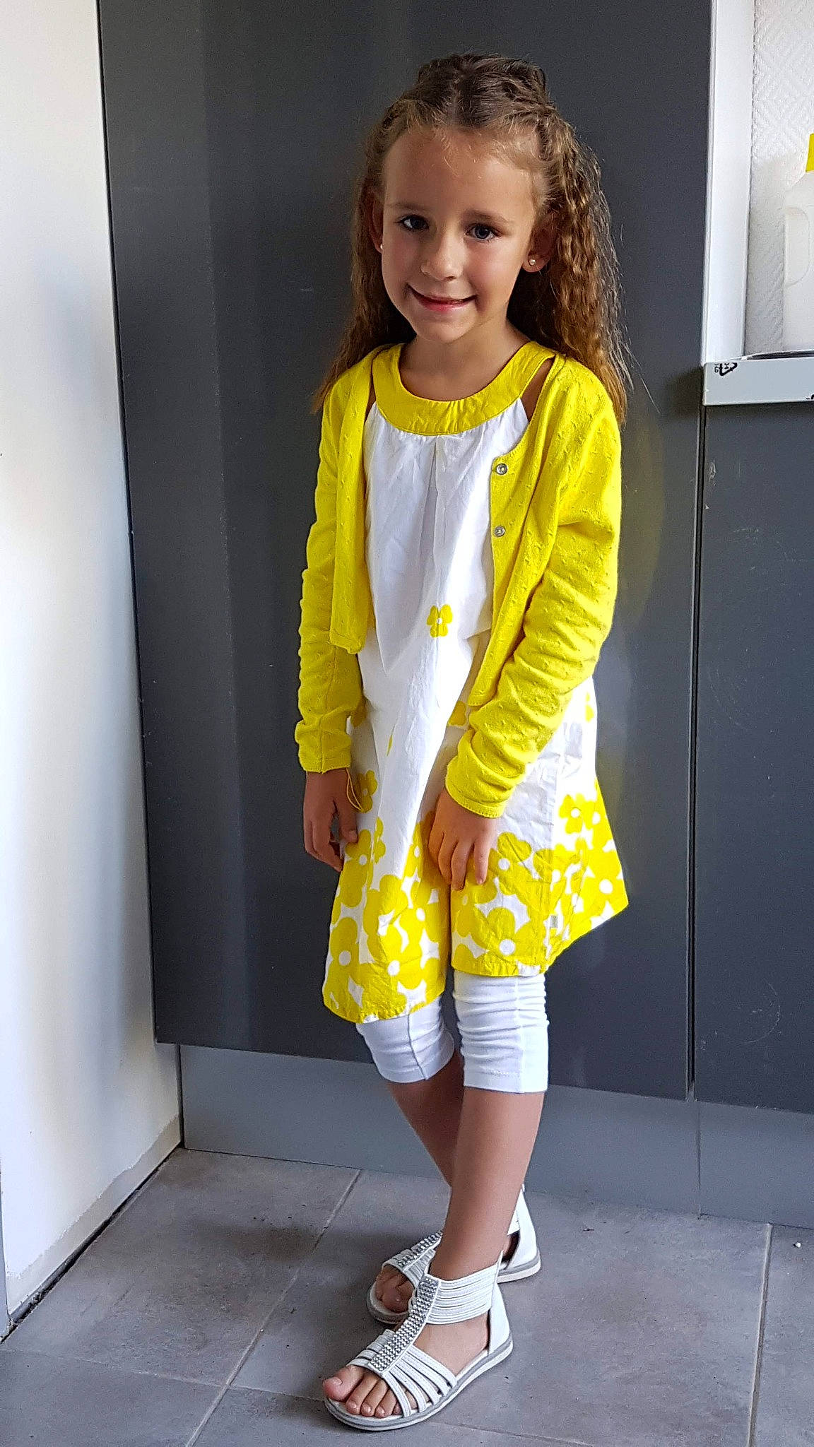 Ynes participe au concours pour gagner de l'argent avec cette photo : child, child_model, clothing, dress, footwear, jacket, joy, outerwear, pattern, person, shoe, sleeve, toddler, yellow