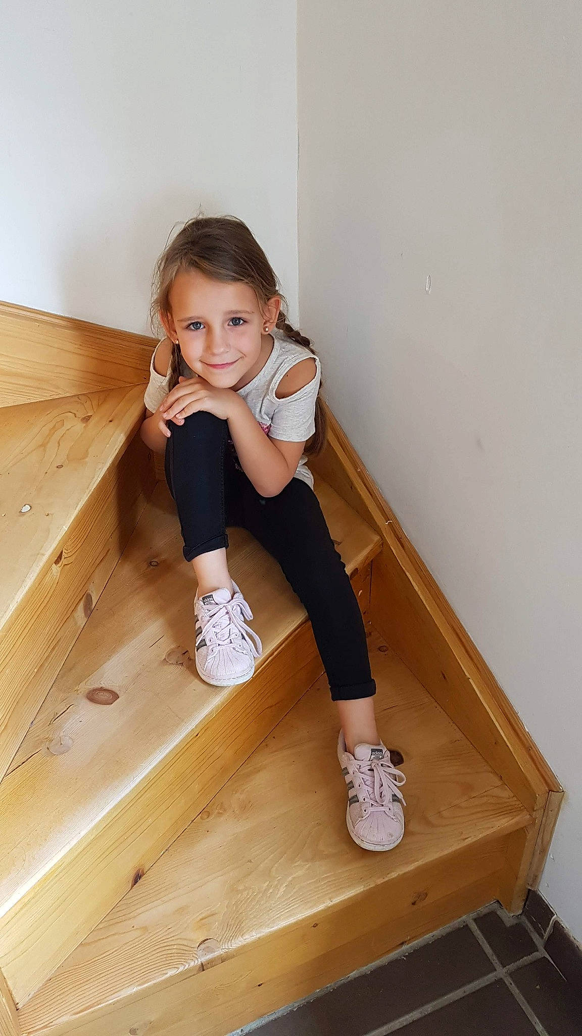 Ynes a rejoint le concours — aidez-le/la à gagner de superbes lots ! child, floor, flooring, hardwood, joy, knee, leg, person, shoe, toddler, wood, wood_flooring