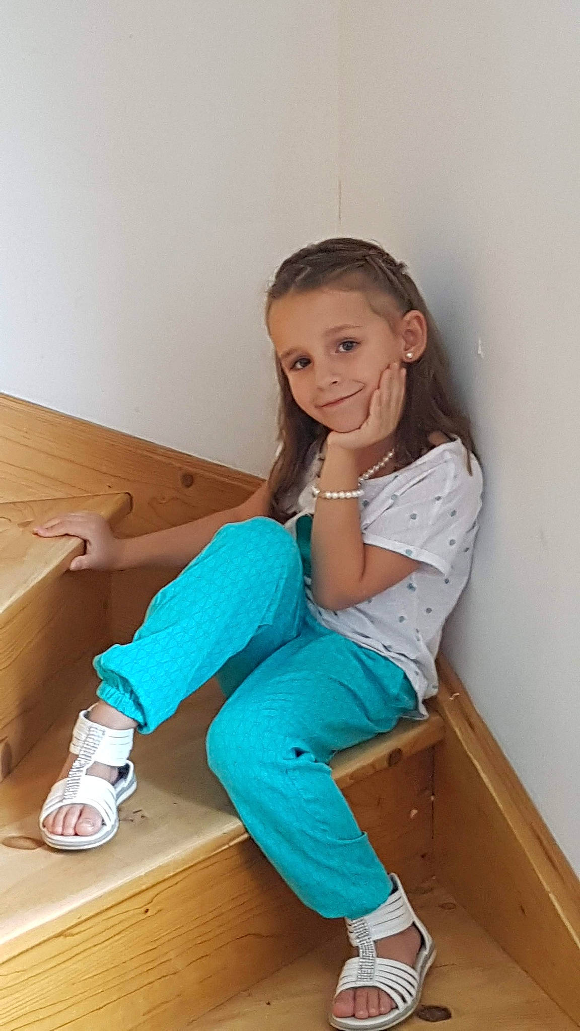 Ynes a rejoint le concours — aidez-le/la à gagner de superbes lots ! floor, hardwood, joy, leg, person, sitting, wood