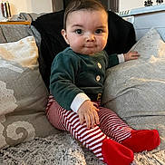 Noa participe au concours pour gagner de l'argent avec cette photo : baby, infant, child, couch, pillow, cushion, blanket, striped_leggings, red_booties, green_top, buttons, sitting, cute, chubby_cheeks, big_eyes, living_room, fuzzy_throw, wall_decor, hand, portrait