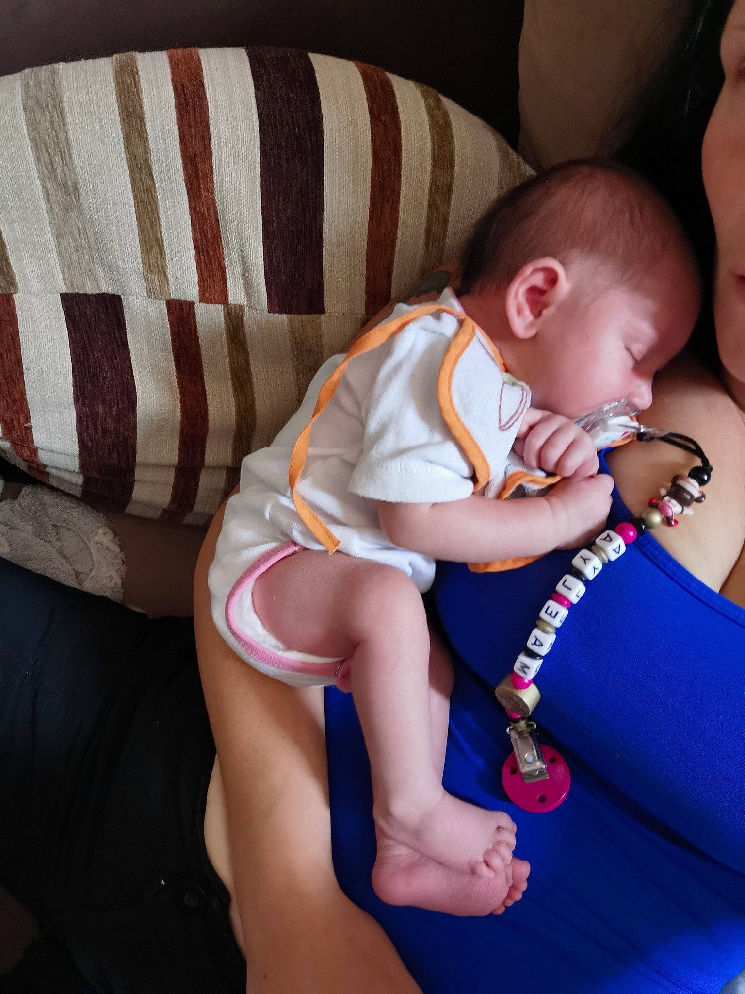 Maelya participe au concours pour gagner de l'argent avec cette photo : arm, baby, baby_products, birth, cheek, child, finger, hand, human_leg, lap, leg, mouth, person, product, sitting, skin, thigh, toddler, vacation