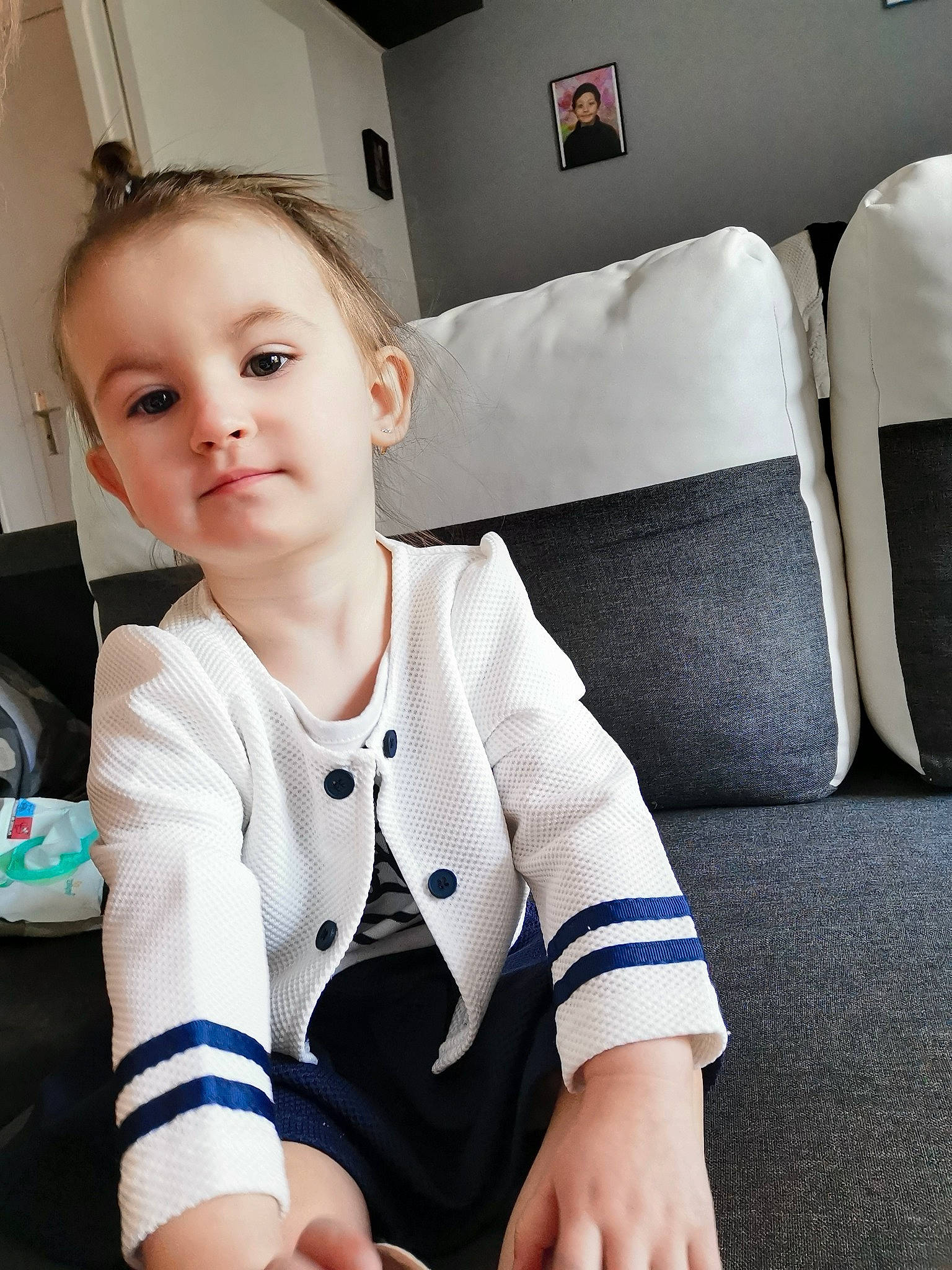 Maelya a rejoint le concours — aidez-le/la à gagner de superbes lots ! air_travel, airplane, auto_part, baby, baby_toddler_clothing, child, comfort, elbow, electric_blue, head_restraint, human_leg, joy, knee, person, room, sitting, sleeve, sportswear, t_shirt, thigh