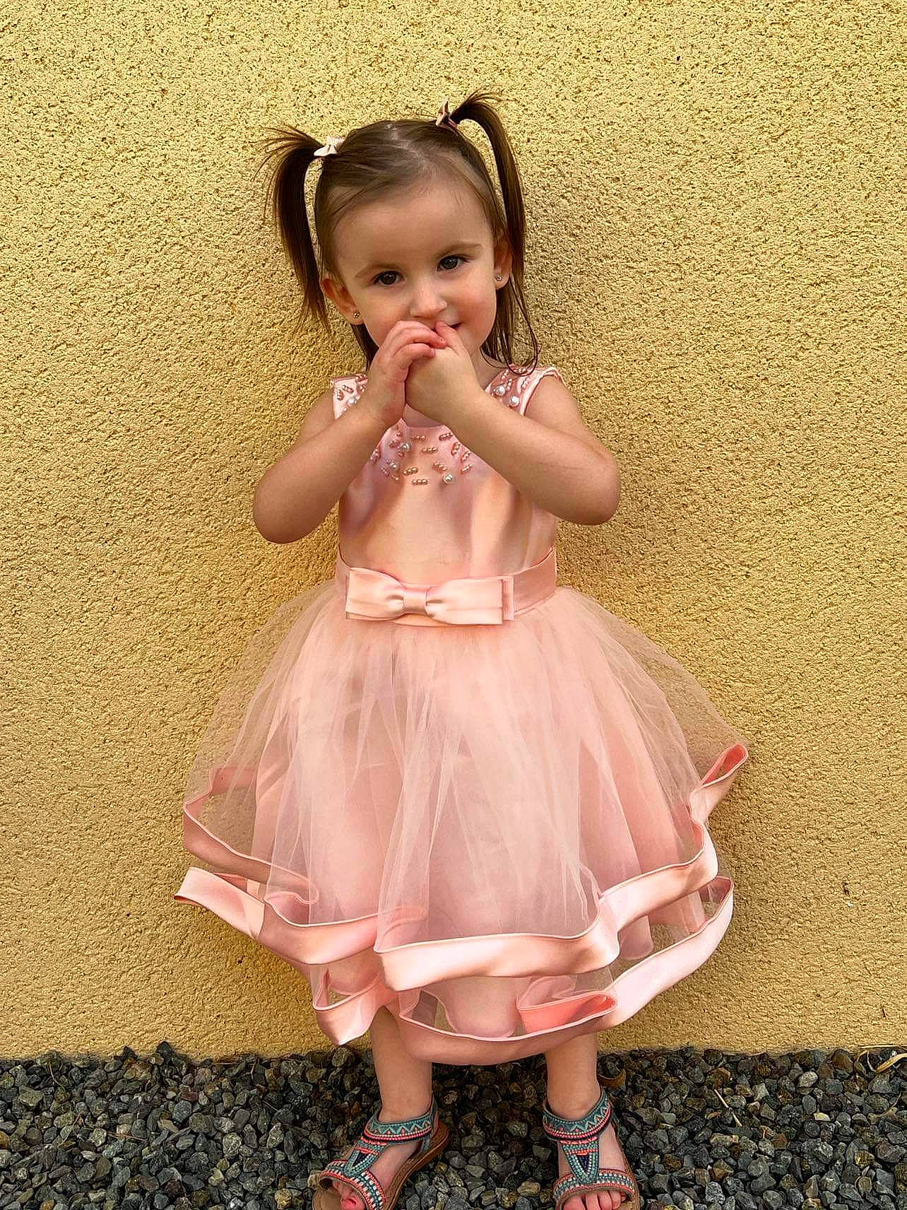 Maelya participe au concours pour gagner de l'argent avec cette photo : baby_toddler_clothing, beauty, day_dress, dress, face, gesture, hair, hand, happy, head, leg, neck, one_piece_garment, person, pink, ruffle, skin, sleeve, smile, toddler