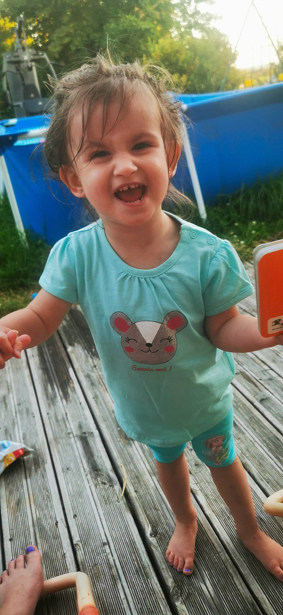 Maëlya participe au concours pour gagner de l'argent avec cette photo : baby_toddler_clothing, blue, child, cool, eye, finger, grass, green, hairstyle, happy, head, joy, leaf, leisure, mouth, organ, person, photograph, skin, sleeve