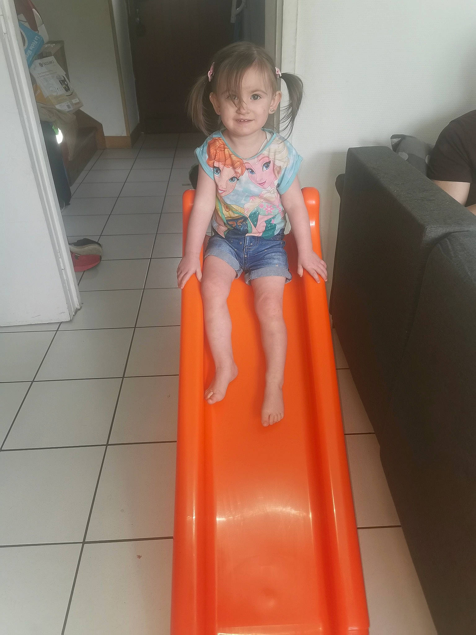 Maëlya a rejoint le concours — aidez-le/la à gagner de superbes lots ! baby_toddler_clothing, calf, comfort, electric_blue, eye, floor, flooring, fun, hair, head, human_leg, joint, joy, knee, leg, leisure, person, shorts, sneakers, thigh