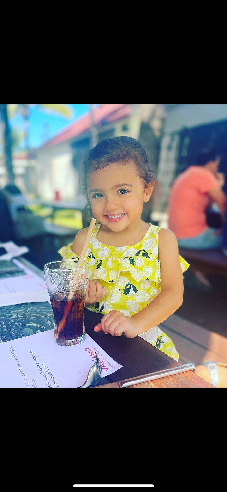 Léya a rejoint le concours — aidez-le/la à gagner de superbes lots ! alcoholic_beverage, child, cocktail, distilled_beverage, drink, drinkware, event, fun, glass, happy, joy, leisure, non_alcoholic_beverage, person, recreation, sitting, smile, soft_drink, table, tableware