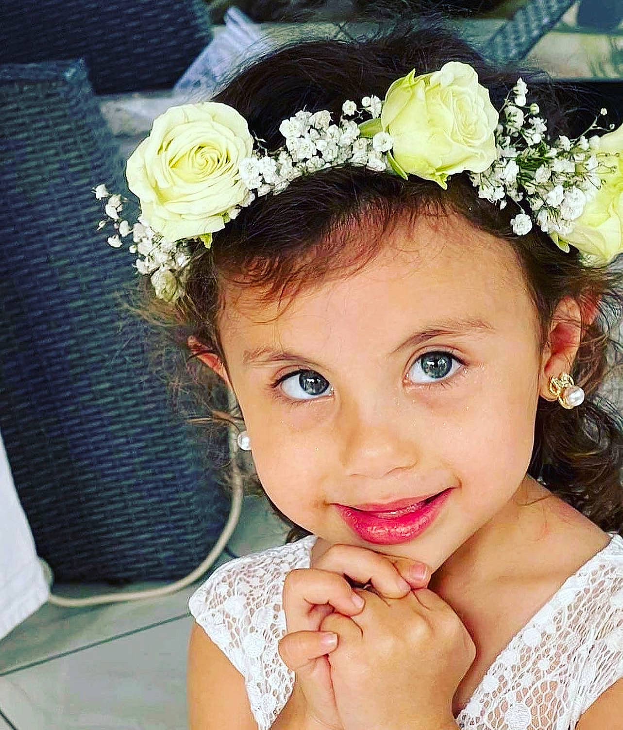 Kassie a rejoint le concours — aidez-le/la à gagner de superbes lots ! bouquet, bridal_accessory, dress, embellishment, eye, eyebrow, eyelash, face, flash_photography, flower, flower_arranging, hair, happy, head, headband, headpiece, iris, joy, person, petal