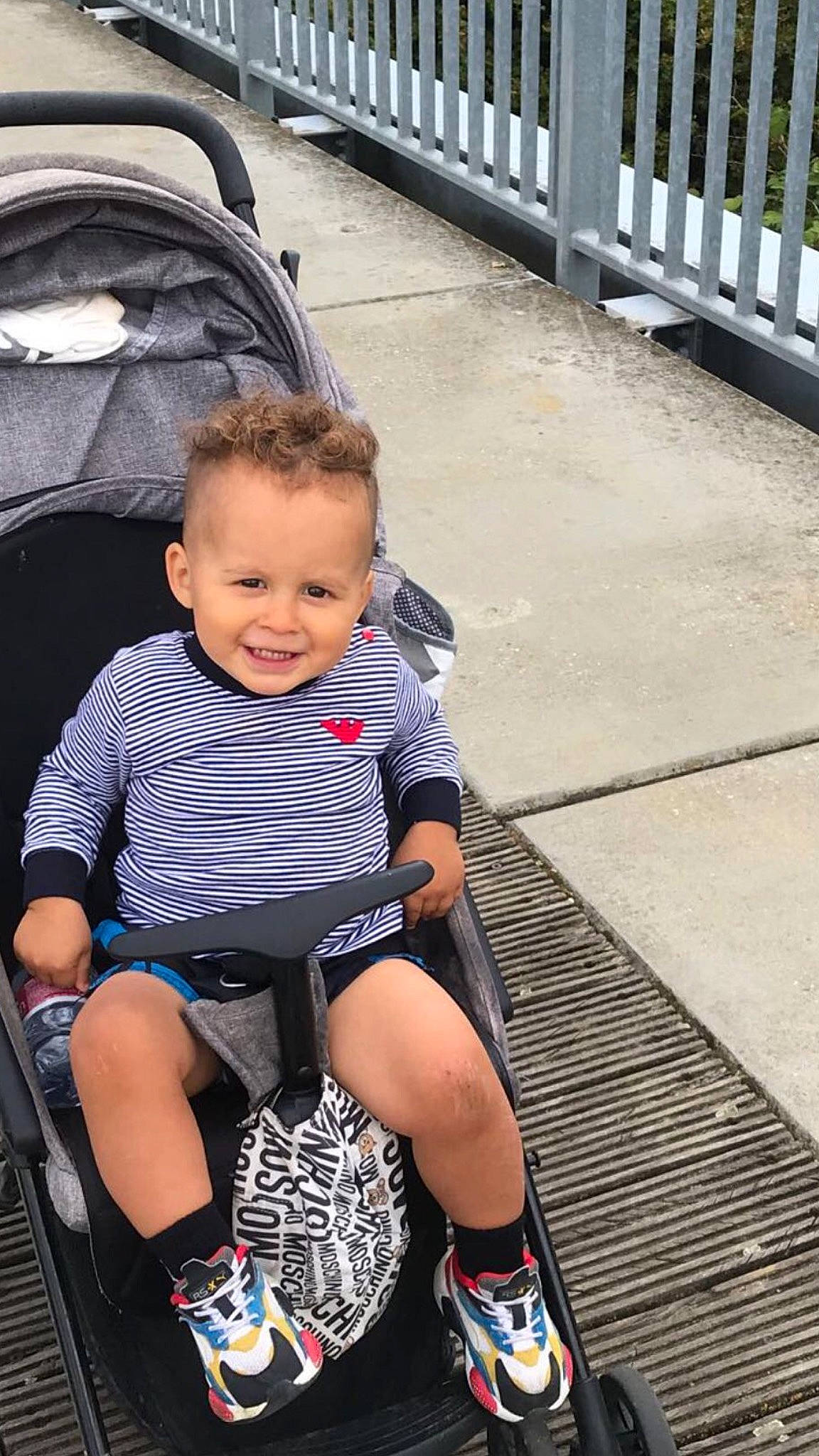 Kaïs participe au concours pour gagner de l'argent avec cette photo : baby, baby_carriage, baby_products, child, joy, leg, person, product, sitting, toddler, vacation