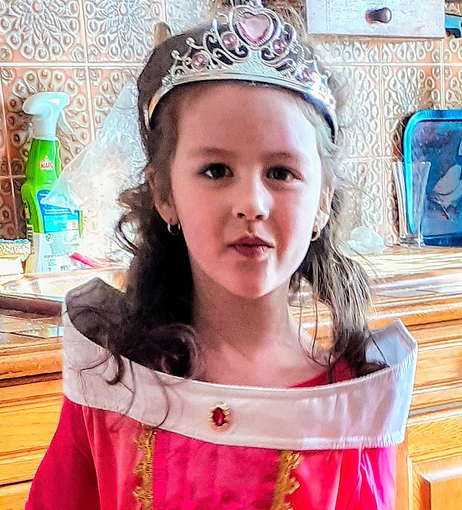 Chloé a rejoint le concours — aidez-le/la à gagner de superbes lots ! cheek, child, chin, cool, ear, eyelash, facial_expression, fun, hairstyle, happy, headpiece, headwear, human, jewellery, neck, organ, person, pink, skin, sleeve