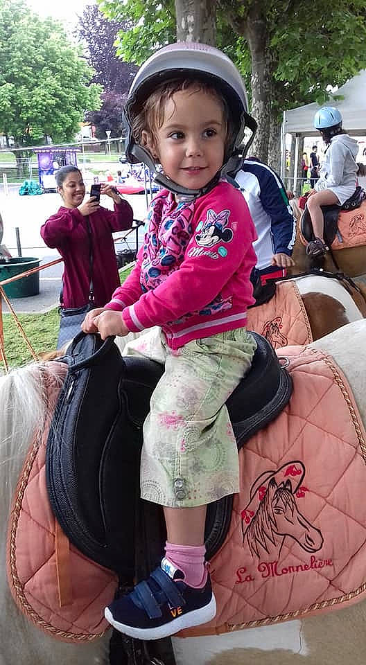 Emy a rejoint le concours — aidez-le/la à gagner de superbes lots ! child, eye, fun, hairstyle, happy, head, human, joy, leisure, magenta, mammal, people, person, photograph, pink, plant, purple, recreation, smile, style