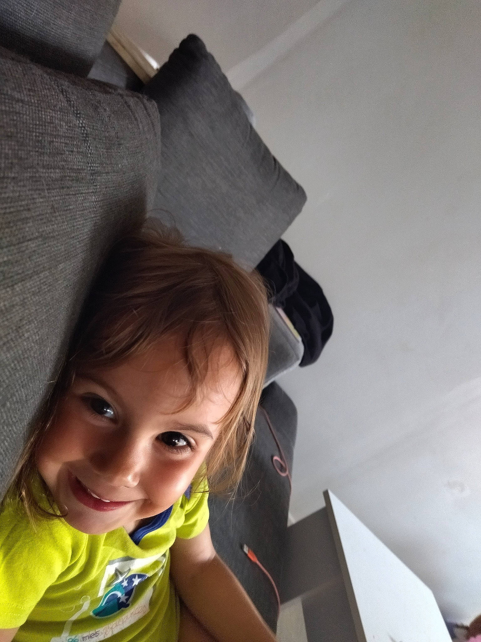 Emy participe au concours pour gagner de l'argent avec cette photo : audio_equipment, cap, child, cool, costume_hat, eyebrow, fashion_accessory, fun, happy, hat, headgear, joy, person, portrait_photography, selfie, sitting, smile, sun_hat, t_shirt, toddler