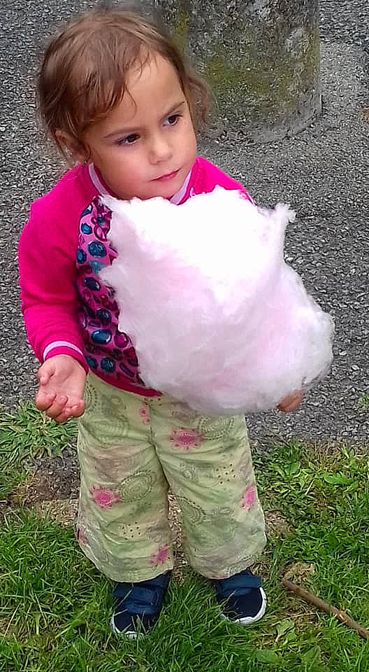 Emy a rejoint le concours — aidez-le/la à gagner de superbes lots ! baby, baby_toddler_clothing, child, cotton_candy, fun, fur, grass, happy, magenta, pattern, people_in_nature, person, pink, play, purple, sleeve, toddler, toy