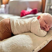 Victor a rejoint le concours — aidez-le/la à gagner de superbes lots ! baby, sleeping, blanket, knitwear, cozy, infant, soft, couch, cushion, indoor, peaceful, child, resting, warm_lighting, face, person, head, pajamas, comfort, home