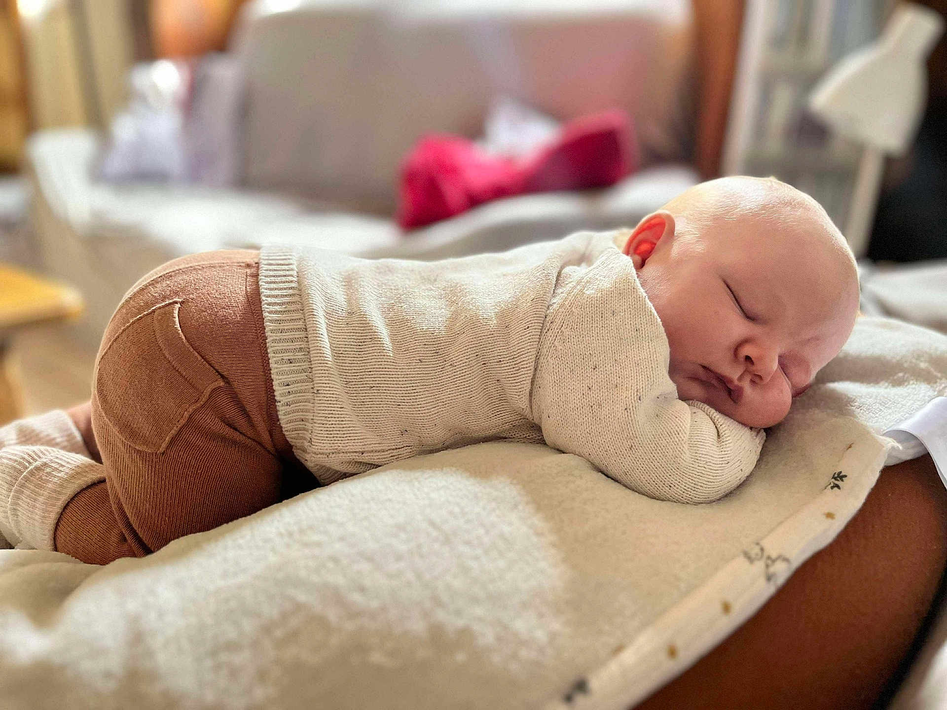 Victor a rejoint le concours — aidez-le/la à gagner de superbes lots ! baby, sleeping, blanket, knitwear, cozy, infant, soft, couch, cushion, indoor, peaceful, child, resting, warm_lighting, face, person, head, pajamas, comfort, home
