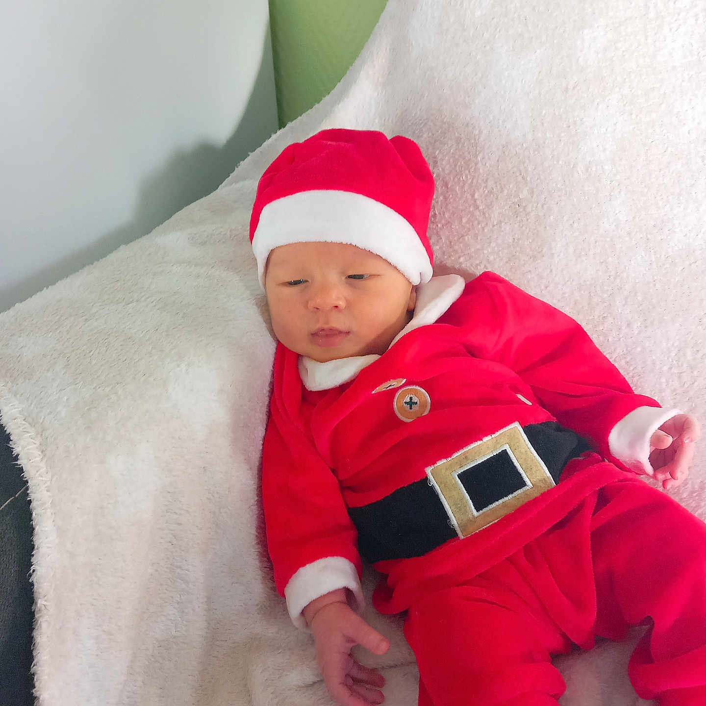 Nathan a rejoint le concours — aidez-le/la à gagner de superbes lots ! baby, beanie, blanket, bodypart, bonnet, cap, clothing, couch, face, finger, furniture, hand, hat, head, hood, knitwear, newborn, person, photography, portrait