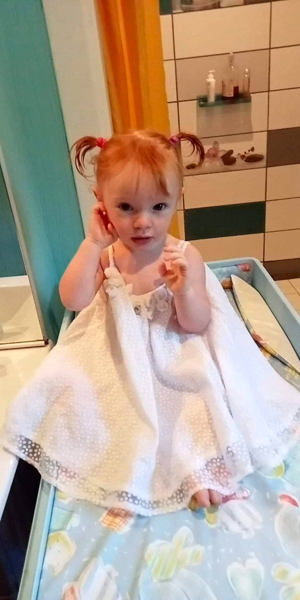 Lisa a rejoint le concours — aidez-le/la à gagner de superbes lots ! arm, baby, baby_products, baby_toddler_clothing, bathing, blond, cabinetry, child, dress, fashion_accessory, fashion_design, formal_wear, happy, head, linens, peach, person, room, sitting, sleeve