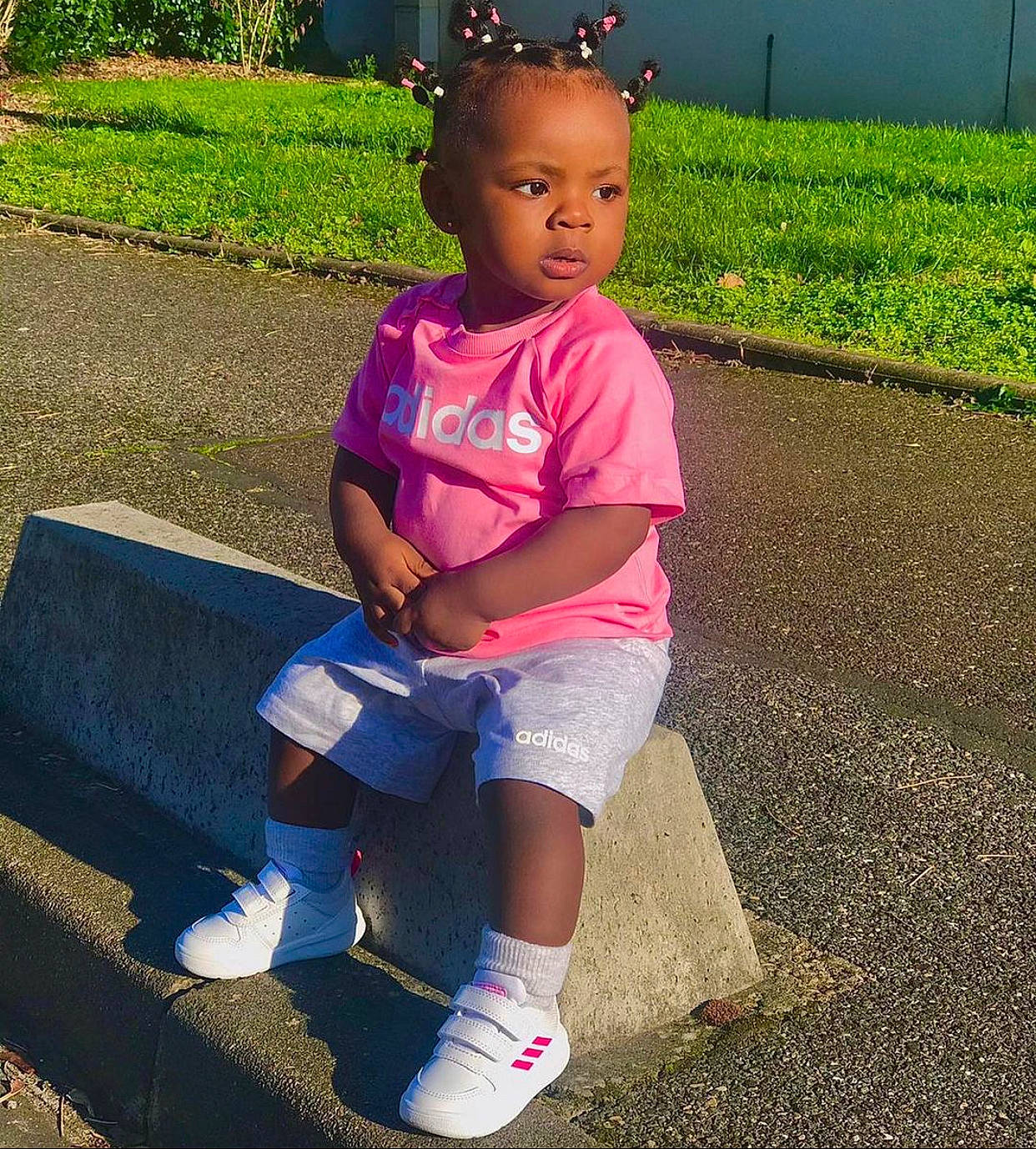 Zendaya participe au concours pour gagner de l'argent avec cette photo : child, cool, face, facial_expression, fun, grass, green, happy, leisure, light, people_in_nature, person, plant, shorts, sneakers, standing, sunlight, t_shirt, thigh, toddler