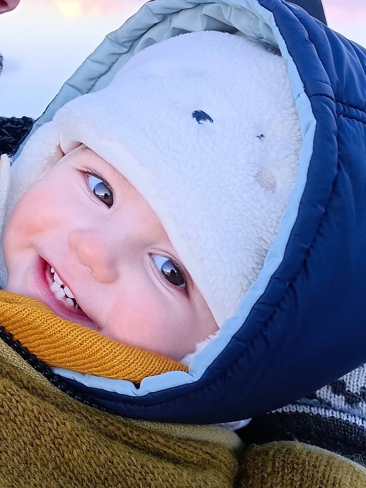 Charles participe au concours pour gagner de l'argent avec cette photo : baby, beanie, cap, cheek, child, cool, electric_blue, eye, eyebrow, fashion_accessory, freezing, fun, happy, headgear, headwear, knit_cap, lip, nose, person, toddler