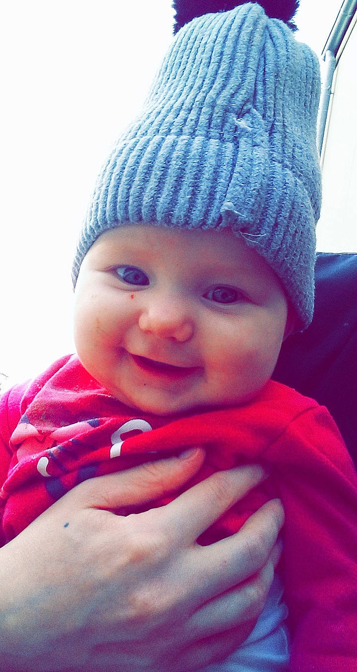 Athénas participe au concours pour gagner de l'argent avec cette photo : baby, beanie, beauty, bonnet, cheek, child, chin, close_up, cool, eye, face, head, headgear, headwear, joy, knit_cap, lip, nose, person, pink