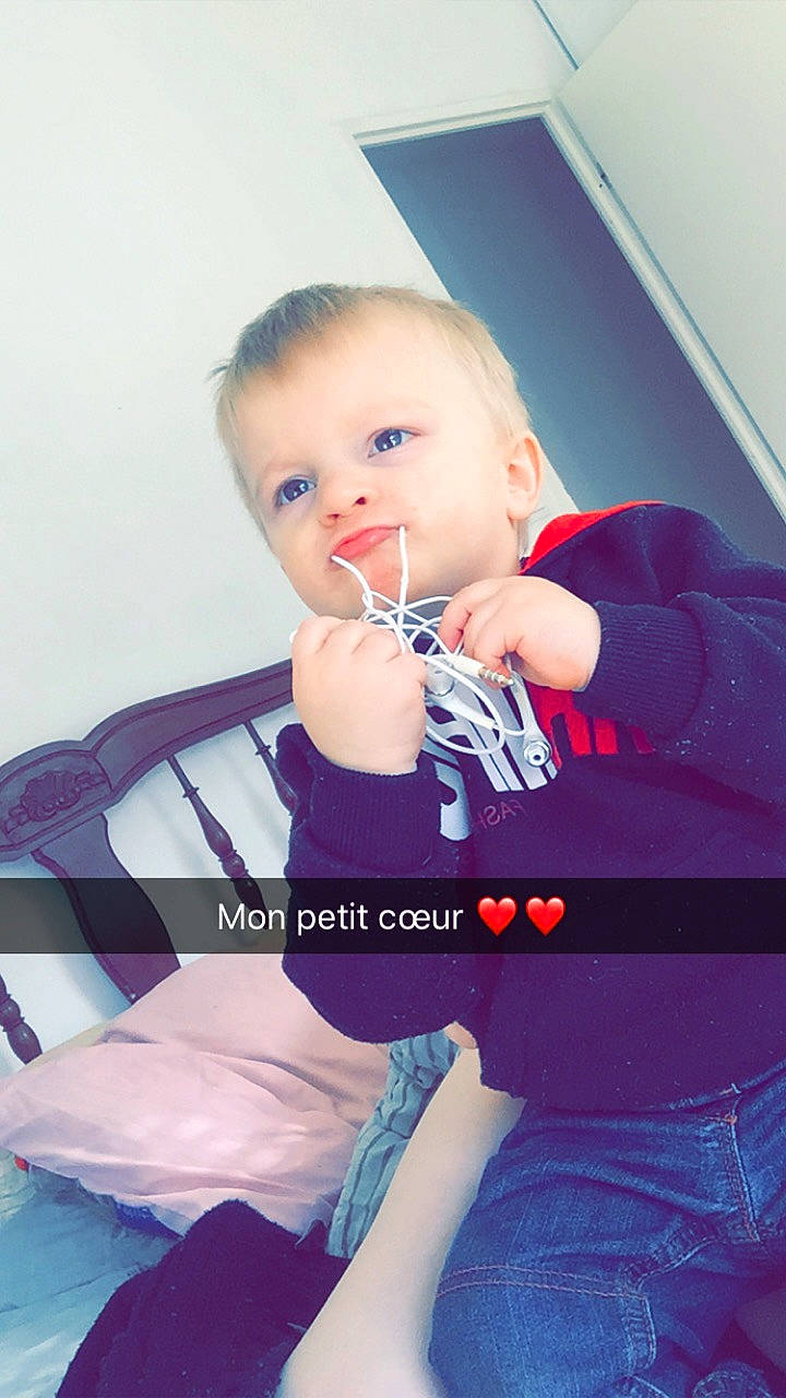 Léo a rejoint le concours — aidez-le/la à gagner de superbes lots ! child, ear, fun, girl, hand, happiness, joint, mouth, organ, person, product, purple, shoulder, smile, toddler