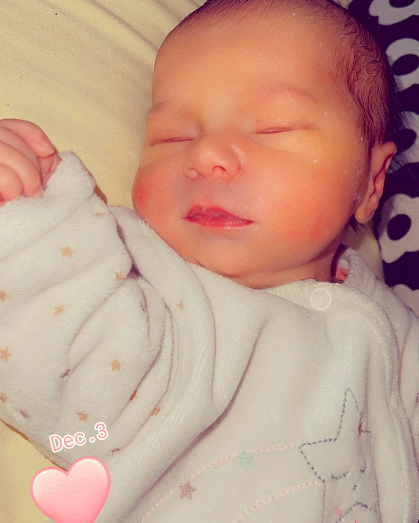 Lyla participe au concours pour gagner de l'argent avec cette photo : baby, baby_sleeping, baby_toddler_clothing, cheek, chin, comfort, eyelash, finger, gesture, head, lip, mouth, nail, nose, person, pink, skin, sleeve, textile, thumb