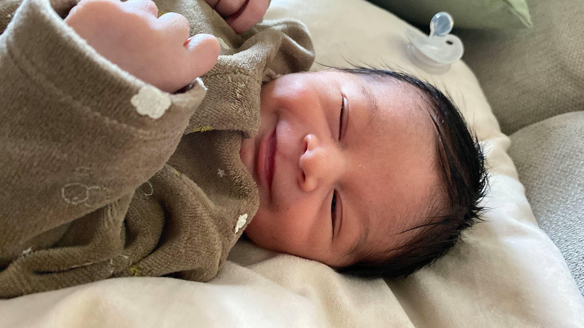 Imran participe au concours pour gagner de l'argent avec cette photo : baby, baby_sleeping, baby_toddler_clothing, bedtime, cheek, child, comfort, ear, eye, eyelash, finger, hand, head, linens, lip, nose, person, skin, textile, thumb