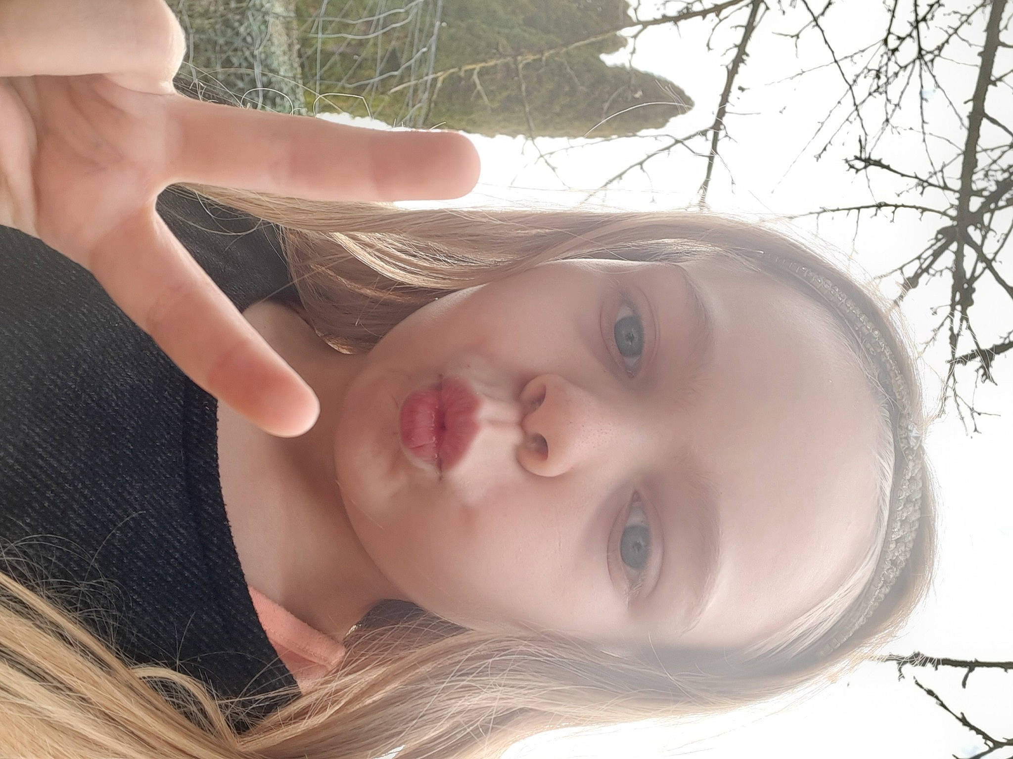 Chloé participe au concours pour gagner de l'argent avec cette photo : beauty, blond, child, daydream, ear, eye, eyelash, face, hair, lip, long_hair, neck, nose, person, photography, skin, tree