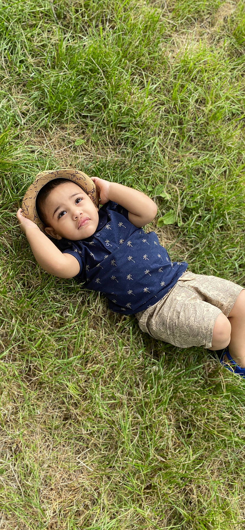 Sidi participe au concours pour gagner de l'argent avec cette photo : child, flash_photography, fun, grass, grass_family, grassland, happy, human_leg, lawn, leaf, leisure, meadow, people_in_nature, person, plant, prairie, sitting, smile, soil, toddler