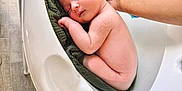 Lowenn a rejoint le concours — aidez-le/la à gagner de superbes lots ! baby, bathtub, child, cute, floor, green, hand, human, indoors, infant, newborn, peaceful, relaxing, resting, skin, sleeping, supporting_hand, towel, white, young_child