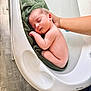 Lowenn a rejoint le concours — aidez-le/la à gagner de superbes lots ! newborn, baby, sleeping, bathtub, hand, towel, skin, peaceful, infant, cute, resting, young_child, indoors, human, child, supporting_hand, floor, white, green, relaxing